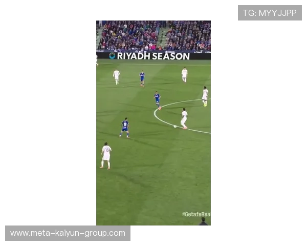 世界杯姆巴佩禁区外直线推进完成突破并远射得手